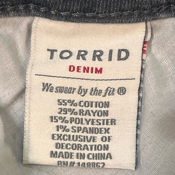 💥SALE💥 $32 Torrid Ankle Skinny Gray Floral Embroidered Jeans NWT Sz 16R - Picture 15 of 16